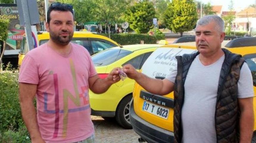 Taksi Şof&ouml;r&uuml; Yerde Bulduğu 10 Bin Tl'yi Sahibine Teslim Etti