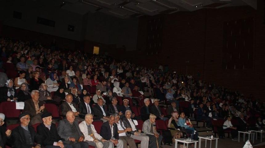 Huzurevi Sakinleri T&uuml;rk Halk M&uuml;ziği Konserinde Stres Attı