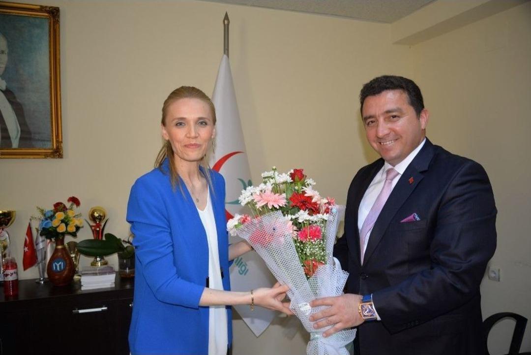 Başkan Bakıcı&rsquo;dan Hemşirelere &Ccedil;ikolatalı Kutlama