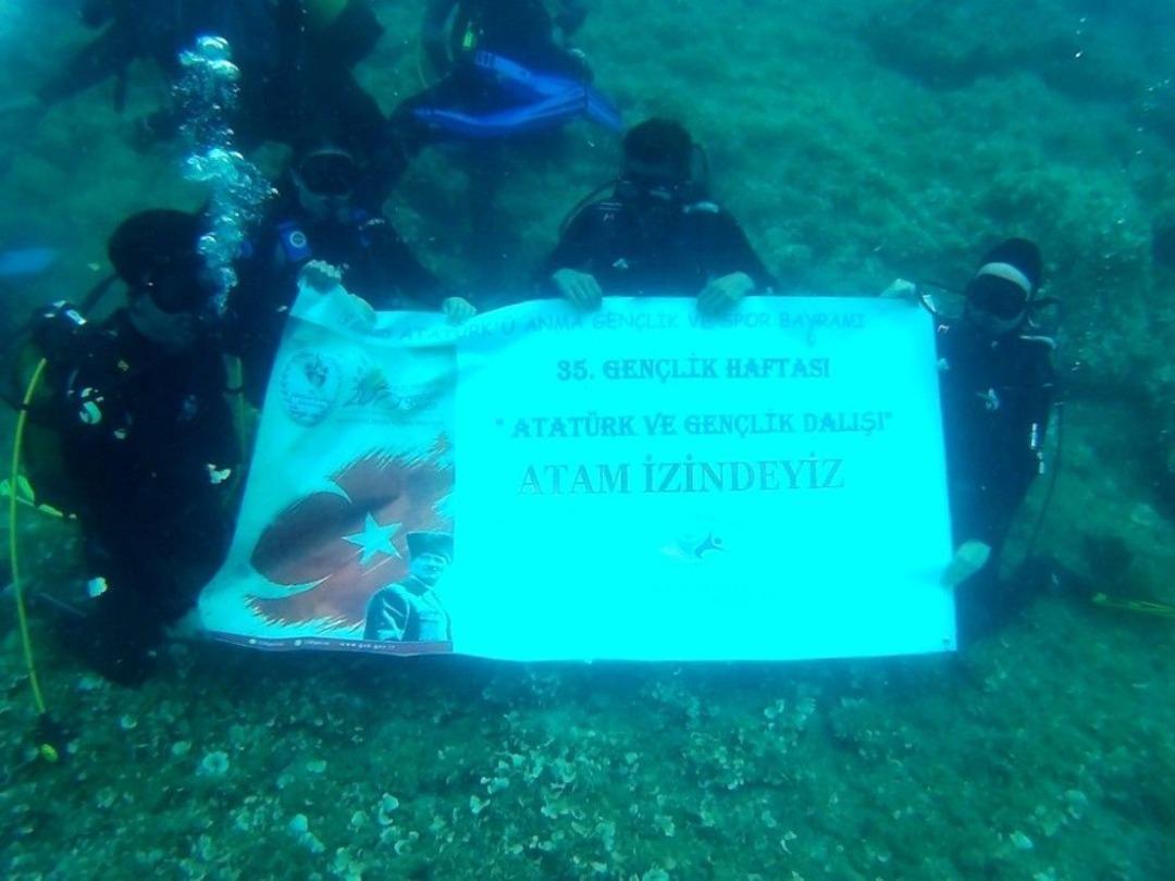 Gen&ccedil;lik Haftasını Su Altında Bayrak A&ccedil;arak Kutladılar