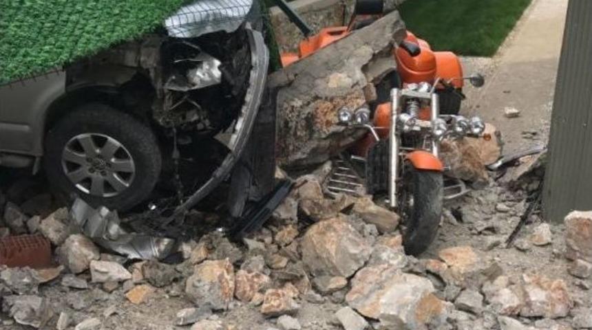 Bursaspor Y&ouml;neticisinin Evine Minib&uuml;s Daldı: 1 Yaralı