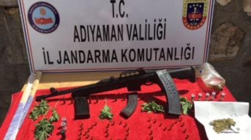 Jandarma Silah Ve Uyuşturucu Ele Ge&ccedil;irdi