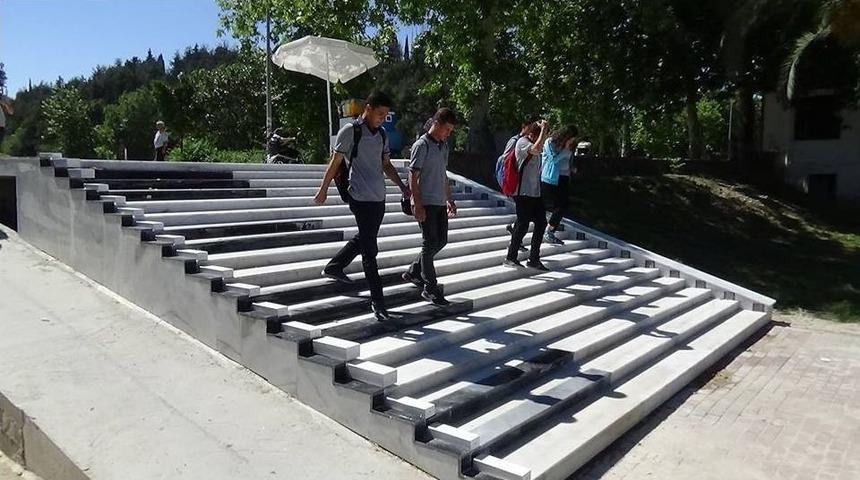 Piyano Merdivende Nota Ritminde Y&uuml;r&uuml;y&uuml;ş Keyfi