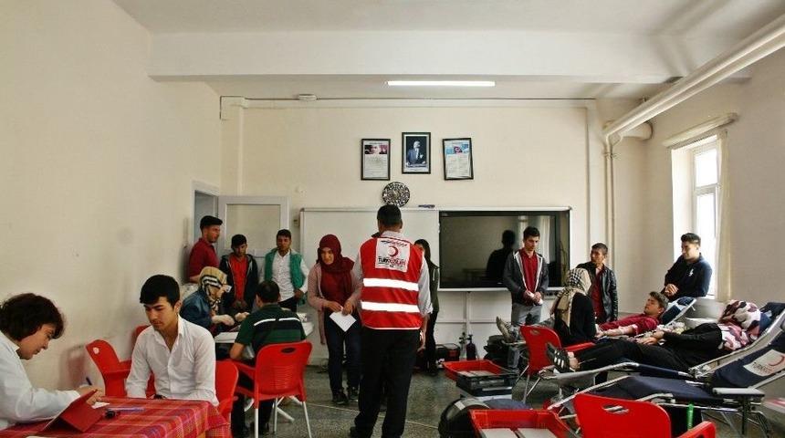 &Ouml;ğrenciler Kan Bağışında Bulundu
