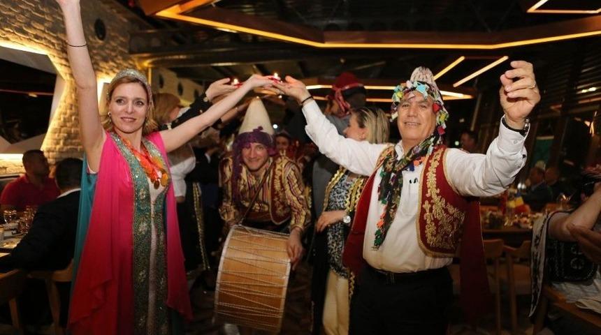 Romanya&rsquo;dan Gelen Belediye Başkanına Kına Gecesi