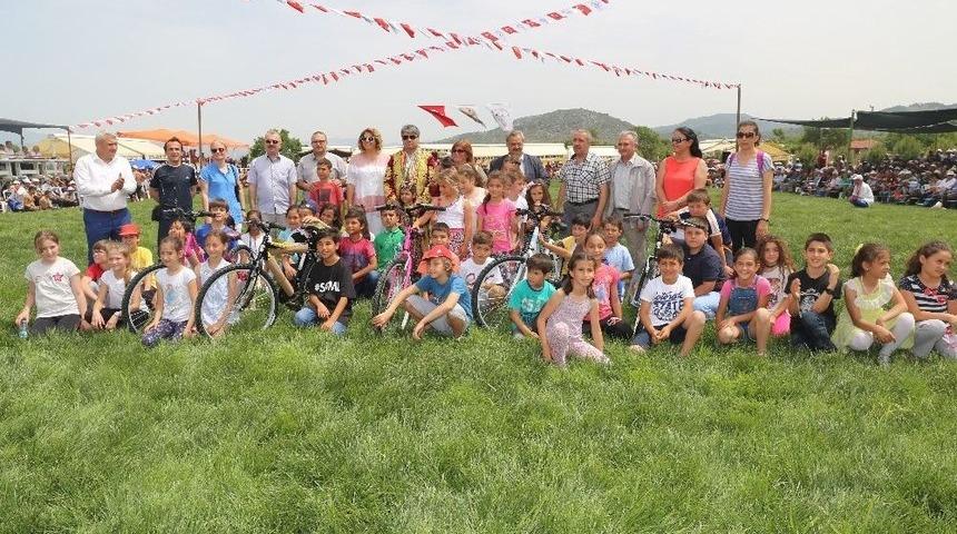 &Ccedil;ocuk Oyunlarında Dereceye Girenlere Başkan Uysal&rsquo;dan Bisiklet