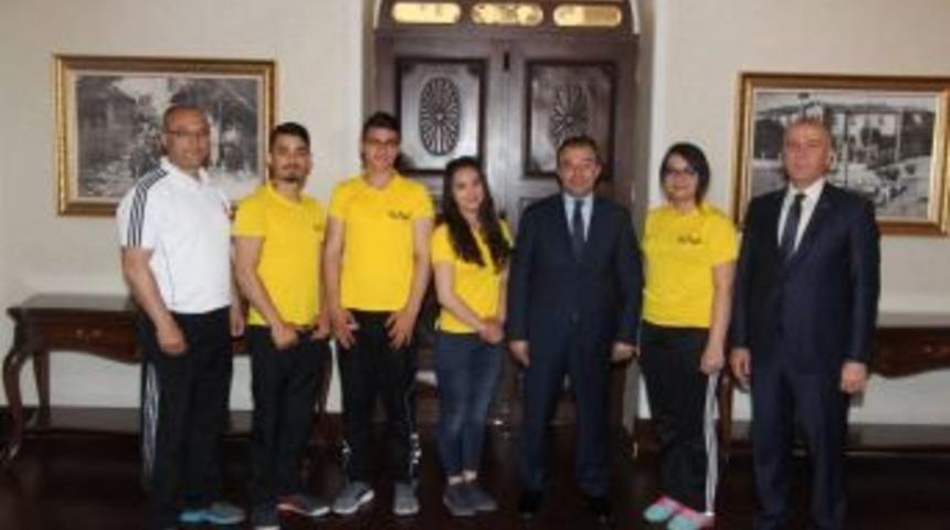 Bilek Güreşi Şampiyonları Vali İsmail Çataklı’yı Ziyaret Ettiler