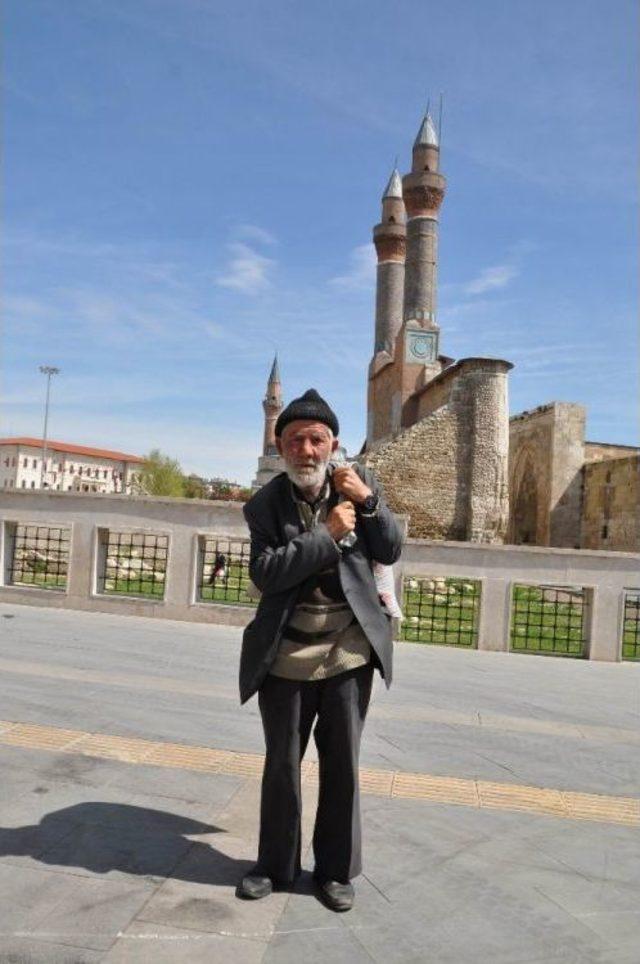 &Ccedil;&ouml;pten Şişe Toplayarak &Uuml;niversite &Ouml;ğrencisi &Ccedil;ocuklarını Okutuyor 1