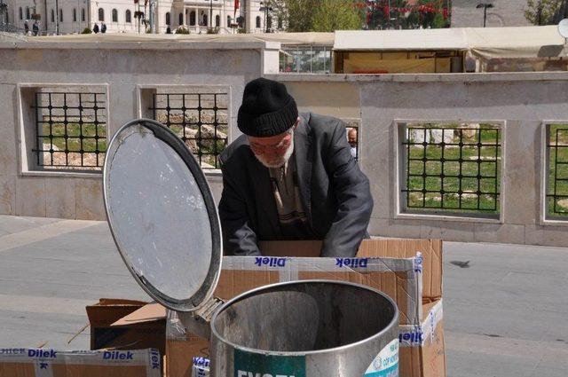 &Ccedil;&ouml;pten Şişe Toplayarak &Uuml;niversite &Ouml;ğrencisi &Ccedil;ocuklarını Okutuyor 2