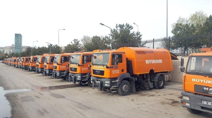G&uuml;nl&uuml;k 6 Bin 500 Kilometre Yol Temizliyorlar