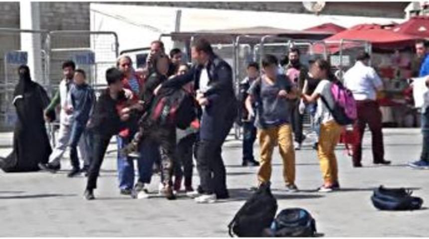 (&ouml;zel Haber) Taksim Meydanı&rsquo;nda İlkokul &Ouml;ğrencileri Birbirine Girdi