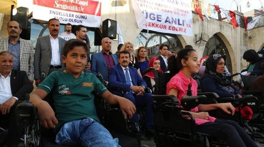 Eyy&uuml;biye&rsquo;de Engellilere Tekerlekli Sandalye Dağıttı