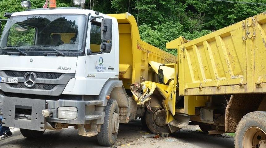 Mıcır Y&uuml;kl&uuml; Kamyonlar &Ccedil;arpıştı: 1 Yaralı