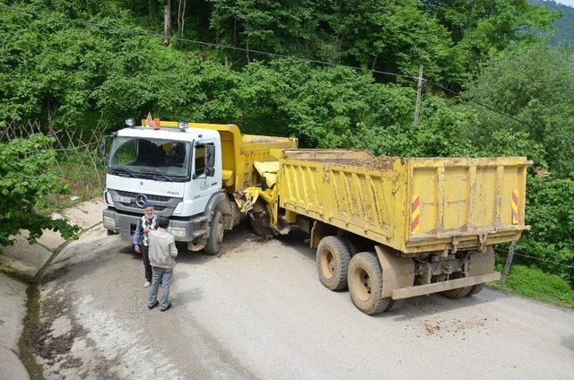 Mıcır Yüklü Kamyonlar Çarpıştı: 1 Yaralı