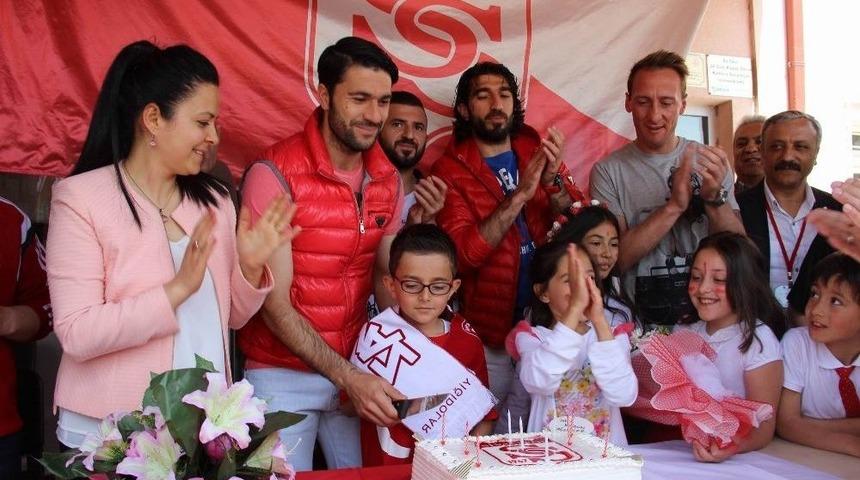 Sivasspor Şampiyonluk Pastasını &Ccedil;ocuklarla Kesti