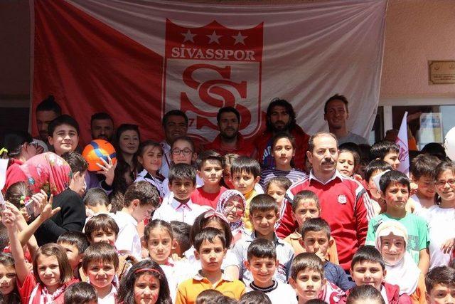 Sivasspor Şampiyonluk Pastasını Çocuklarla Kesti