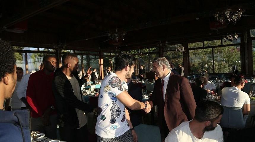 Şehrin Başkanı Şehrin Takımıyla