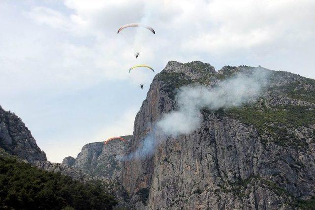 Kanyonda Paramotor Gösterisi Nefes Kesti