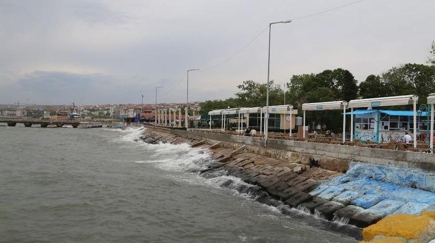 Marmara Denizi&rsquo;nde Ulaşıma Poyraz Engeli