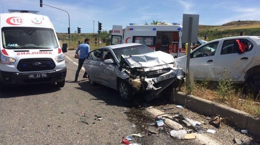 İki Otomobil Çarpıştı: 4 Yaralı