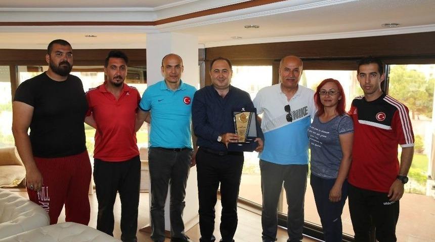 Öğretmenlerden Başkan Sarıoğlu’na Teşekkür Plaketi