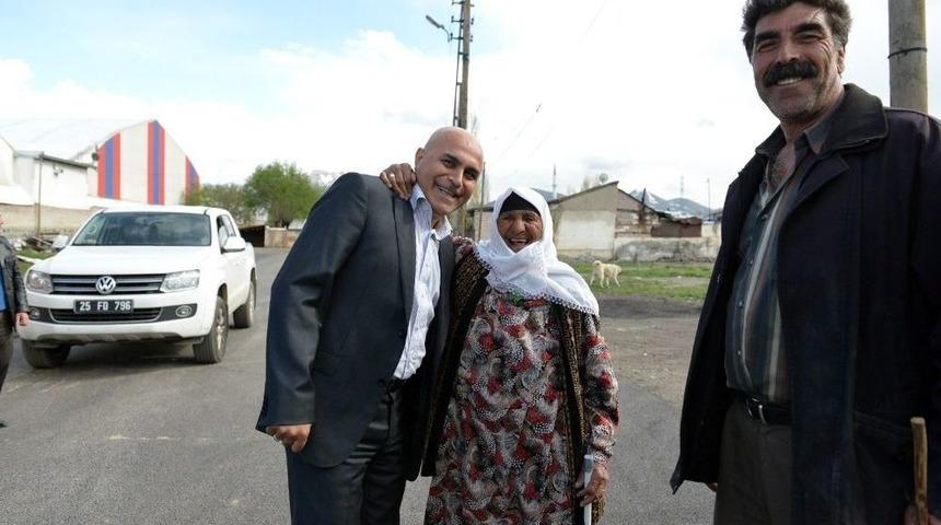 Biri Asfalta Teşekk&uuml;r Etti, Diğeri Evinin &Ouml;n&uuml;ne Asfalt İstedi