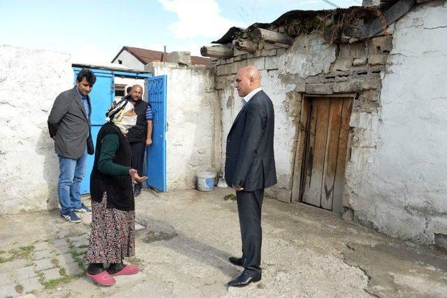 Biri Asfalta Teşekkür Etti, Diğeri Evinin Önüne Asfalt İstedi