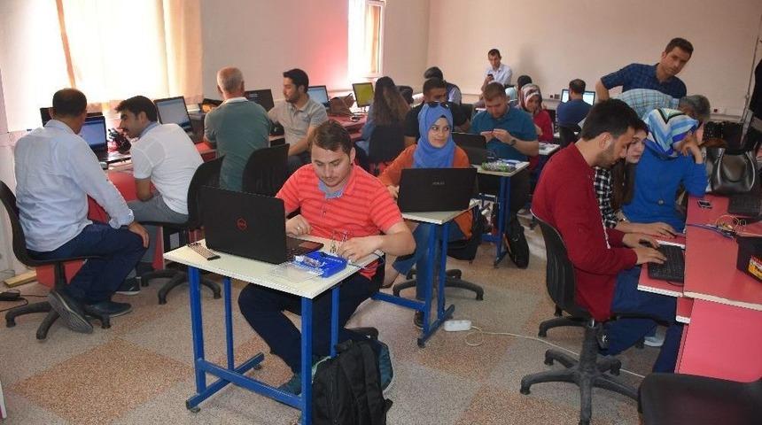 Kahta İl&ccedil;esinde Robotik Eğitimi