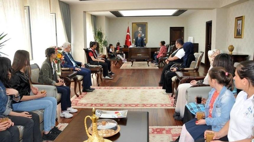 Vali Tapsız, Başarılı &Ouml;ğrencileri &Ouml;d&uuml;llendirdi