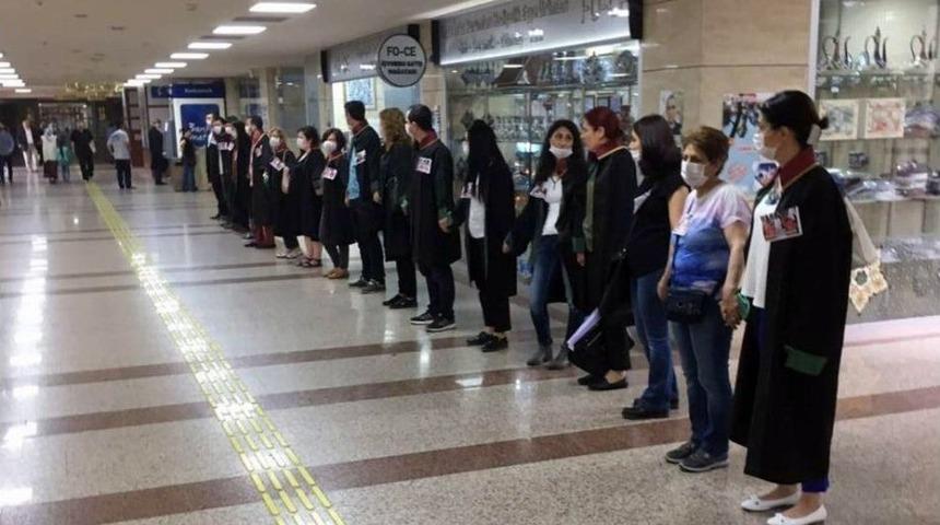 Adliyede Oturma Eylemi Yapan Avukatlara M&uuml;dahale