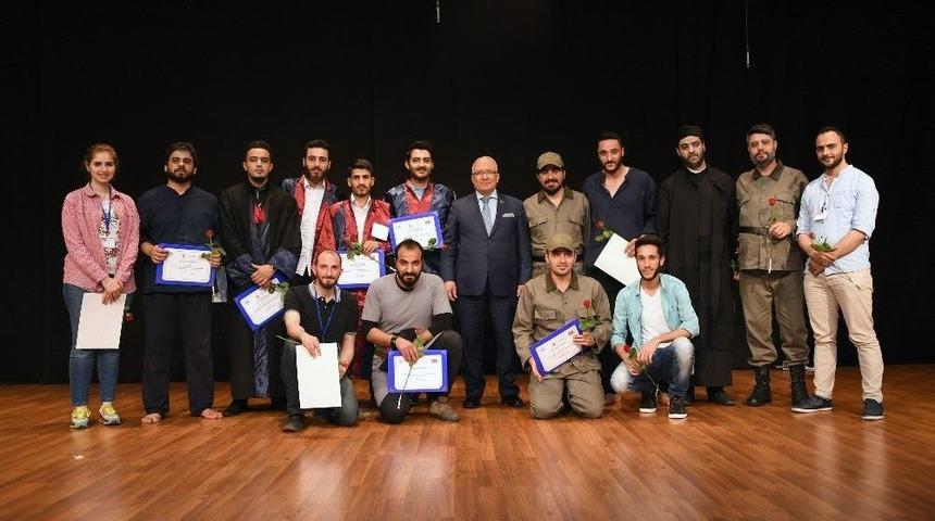 Suriye T&uuml;rk Tiyatrosu&rsquo;ndan &rsquo;bir Adım Mahkumunun Son G&uuml;n&uuml;&rsquo; Oyunu