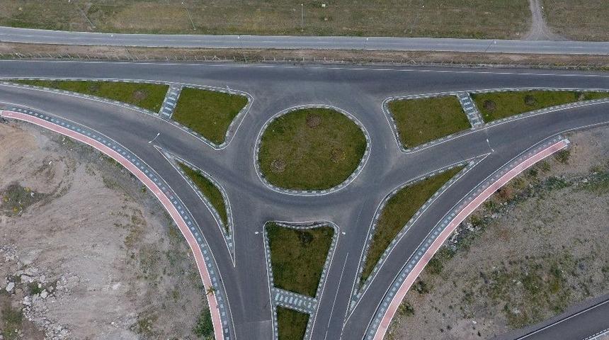 Erenk&ouml;y Mahallesinde &Uuml;&ccedil; Y&ouml;nl&uuml; Kavşak D&uuml;zenlemesi Yapıldı