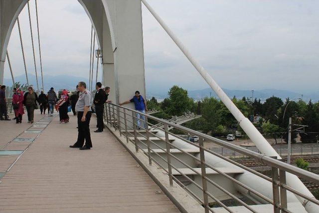 Parasını Alamayan İşçi Köprüden Atlamak İstedi