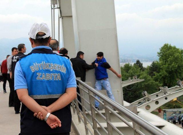 Parasını Alamayan İşçi Köprüden Atlamak İstedi