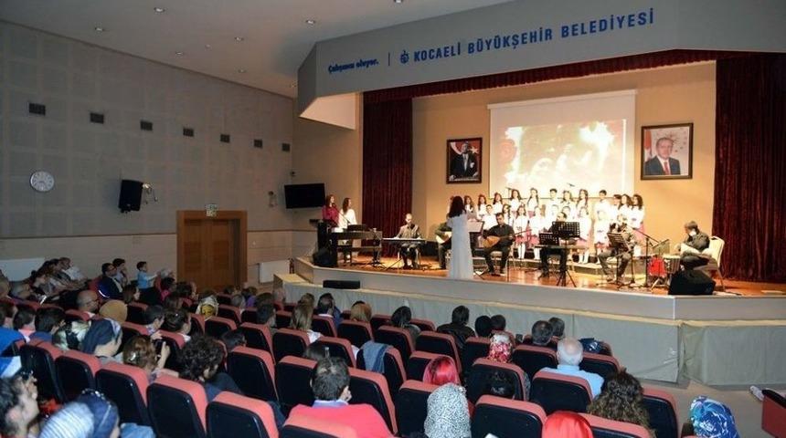 &Ccedil;ocuk Korosundan Anneler G&uuml;n&uuml;ne &Ouml;zel Konser