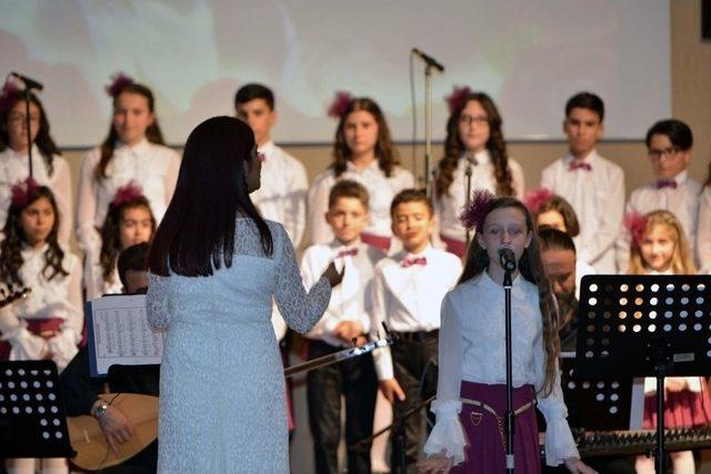 &Ccedil;ocuk Korosundan Anneler G&uuml;n&uuml;ne &Ouml;zel Konser 1