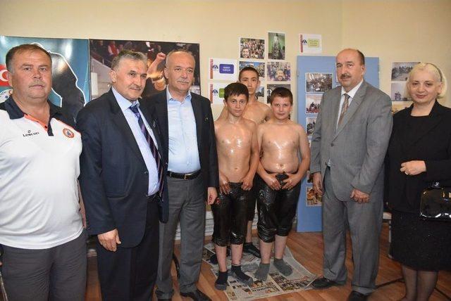 Dursunbey Hem&rsquo;de Yıl Sonu Sergisi A&ccedil;ıldı 3