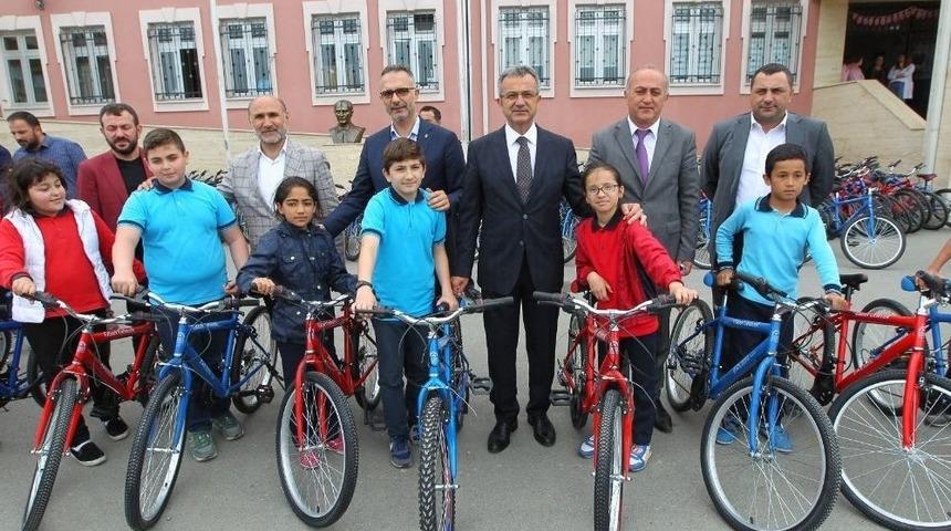Gebzeli 5. &Ouml;ğrencilerine Bisiklet Dağıtımı S&uuml;r&uuml;yor