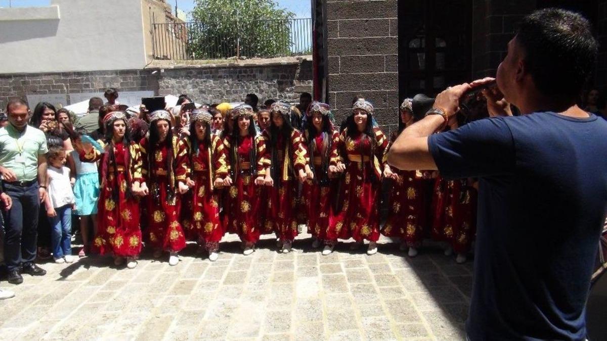 Sur&rsquo;da G&ouml;z Kamaştıran Defile