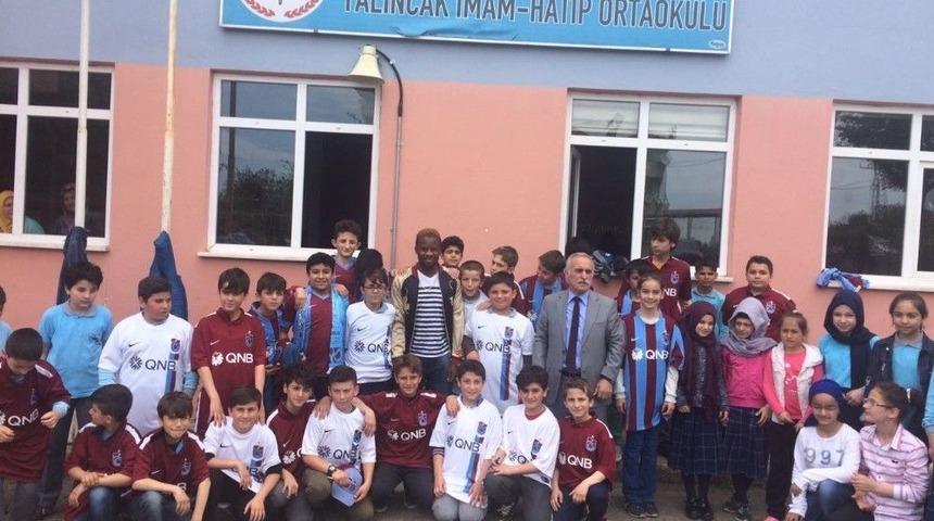 Onazi, S&ouml;z&uuml;n&uuml; Tuttu Ve Forma Dağıttı