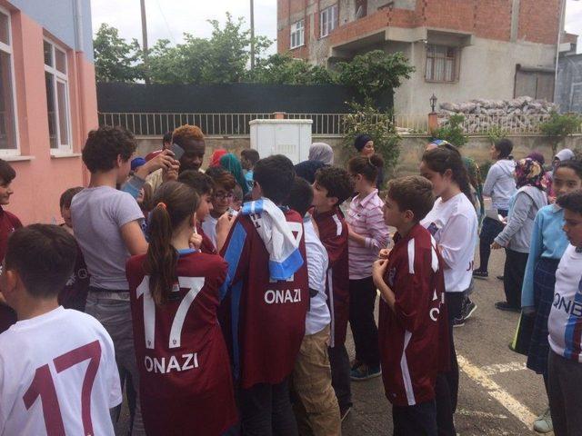 Onazi, S&ouml;z&uuml;n&uuml; Tuttu Ve Forma Dağıttı 1