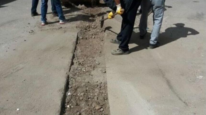 Kayapınar&rsquo;da Asfalt Yama Ve Kaldırım Onarım &Ccedil;alışmaları S&uuml;r&uuml;yor