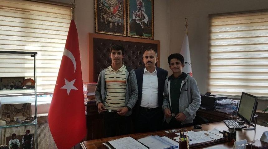 Lise &Ouml;ğrencileri Yolda Buldukları 20 Bin Lirayı Sahibine Ulaştırdı