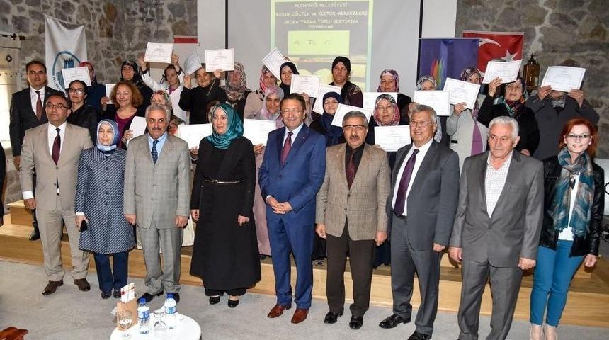 Altındağ&rsquo;da 12 Yılda 9 Bin Kadın Okuma Yazma &Ouml;ğrendi