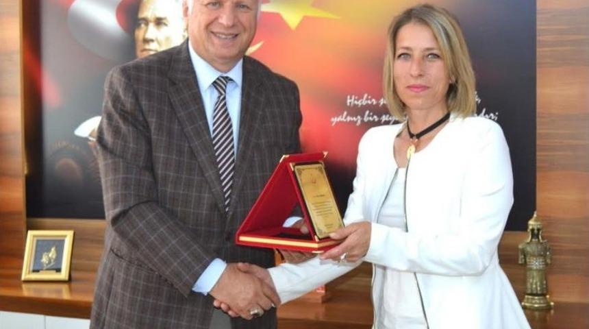 Yılın Hemşiresine Teşekk&uuml;r Plaketi