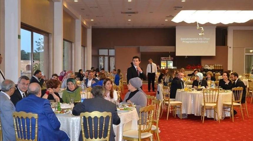 Edirne&rsquo;de Koruma Ve Bakım Altında Bulunan &Ccedil;ocukların Yararına Yemek Verildi