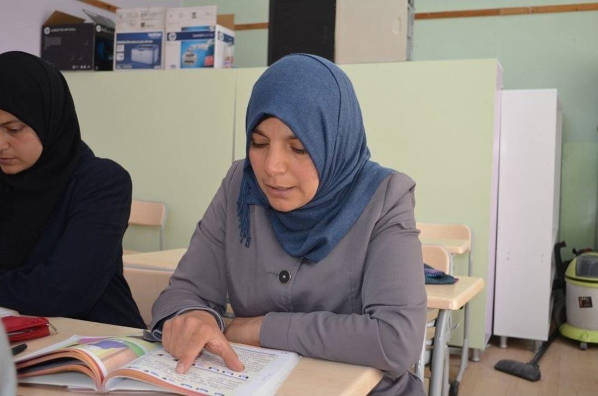 Suriyeli Arap&ccedil;a &Ouml;ğretmeni T&uuml;rk&ccedil;e &Ouml;ğreniyor