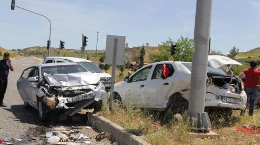 Adıyaman'da Iki Otomobil &Ccedil;arpıştı: 4 Yaralı