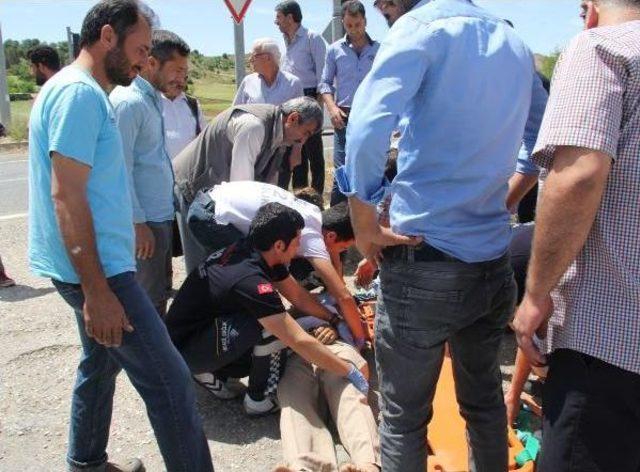 Adıyaman'da Iki Otomobil Çarpıştı: 4 Yaralı