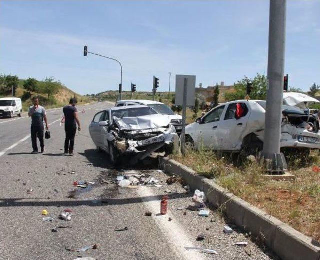 Adıyaman'da Iki Otomobil Çarpıştı: 4 Yaralı